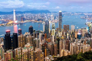 Hong Kong gökdelenleri ile gökdelenler şehir merkezinde alacakaranlıkta, Hong Kong, Çin
