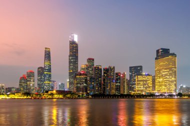 Guangzhou Kantonu gökdelenleri ile gökdelenler şehir merkezi Guangzhou, Çin 'de alacakaranlık simgesi