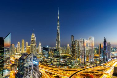 Dubai Burj Halife ufuk çizgisi dünyanın en yüksek binası alacakaranlıkta Birleşik Arap Emirlikleri 'nin en yüksek manzarası