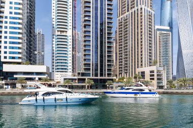 Dubai Marina 'daki yatlar gökdelen şehir merkezi gökdelen emlak binaları lüks sularda yaşıyor.