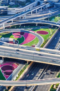 Şeyh Zayed Yolu 'nun Dubai kavşağı Burç Halife yakınlarında metro portresi formatında trafiği kesiştir.