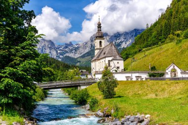 Berchtesgaden, Almanya yakınlarındaki Bavyera Ramsau 'daki Bavyera Alplerinde Aziz Sebastian Kilisesi
