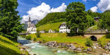 Almanya, Berchtesgaden yakınlarındaki Bavyera Ramsau 'daki Bavyera Alplerinde Aziz Sebastian Kilisesi