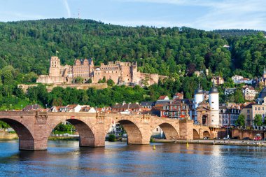 Heidelberg kalesi, Neckar nehri ve Heidelberg, Almanya 'daki eski kasaba köprüsü ile