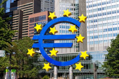 Almanya 'nın Frankfurt kentindeki Willy Brandt meydanında Avrupa' nın gökdelenleri için bir sembol olarak Euro işareti