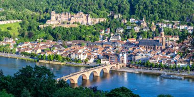 Heidelberg Kale, Neckar Nehri ve Heidelberg, Almanya 'nın yukarısından eski köprü manzarası
