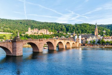 Heidelberg kalesi, Neckar nehri ve Heidelberg, Almanya 'daki eski kasaba köprüsü ile