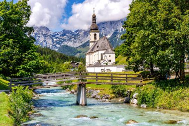 Berchtesgaden, Almanya yakınlarındaki Bavyera Ramsau 'daki Bavyera Alplerinde Aziz Sebastian Kilisesi