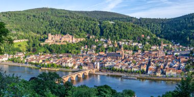 Heidelberg Kale, Neckar Nehri ve Heidelberg, Almanya 'nın yukarısından eski köprü manzarası