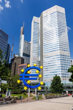 Almanya 'nın Frankfurt kentindeki Willy Brandt kare portre formatında Avrupa için bir sembol olarak Avrupa' nın gökdelenleri kenti
