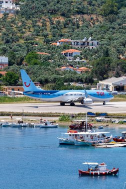 Skiathos, Yunanistan - 28 Haziran 2023: TUI Airways Boeing 737-800 uçağı Yunanistan Skiathos Havaalanı 'nda (JSI).