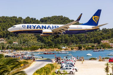 Skiathos, Yunanistan - 25 Haziran 2023: Ryanair Boeing 737-800 uçağı Yunanistan Skiathos Havaalanı 'nda (JSI).