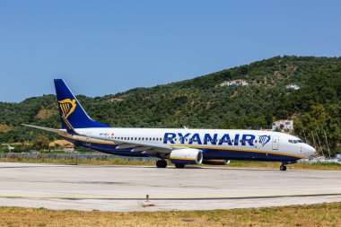 Skiathos, Yunanistan - 25 Haziran 2023: Ryanair Boeing 737-800 uçağı Yunanistan Skiathos Havaalanı 'nda (JSI).