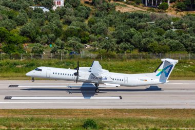 Skiathos, Yunanistan - 30 Haziran 2023: Avanti Air De Havilland Dash Yunanistan 'daki Skiathos Havaalanı' nda (JSI) 8 Q400 numaralı uçak.