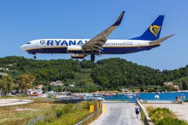 Skiathos, Yunanistan - 30 Haziran 2023: Ryanair Boeing 737-800 uçağı Yunanistan Skiathos Havaalanı 'nda (JSI).