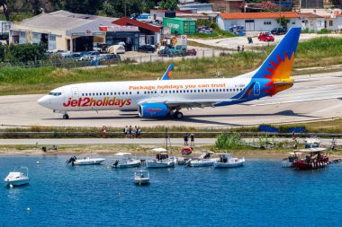Skiathos, Yunanistan - 30 Haziran 2023: Yunanistan 'daki Skiathos Havaalanı' nda (JSI) Jet2 Boeing 737-800 uçağı.