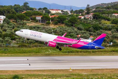 Skiathos, Yunanistan - 29 Haziran 2023: Wizzair Malta Airbus A321 neo uçağı Yunanistan Skiathos Havaalanı 'nda (JSI).