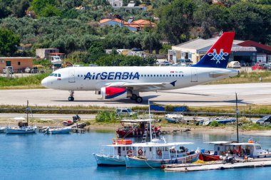 Skiathos, Yunanistan - 28 Haziran 2023: Air Serbia Airbus A319 uçağı Yunanistan 'daki Skiathos Havaalanında (JSI).