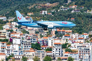 Skiathos, Yunanistan - 28 Haziran 2023: TUI Airways Boeing 737-800 uçağı Yunanistan Skiathos Havaalanı 'nda (JSI).