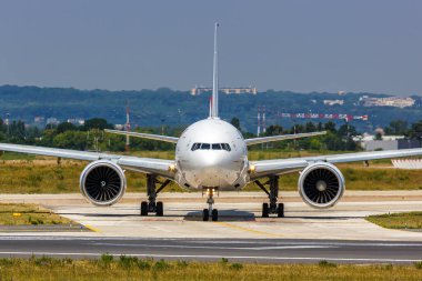 Paris, Fransa - 4 Haziran 2022: Air France Boeing 777-300ER uçağı Paris Orly Havaalanı 'nda (ORY).