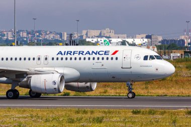 Paris, Fransa - 4 Haziran 2022: Air France Airbus A320 uçağı Paris Orly havaalanında (ORY).