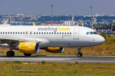 Paris, Fransa - 4 Haziran 2022: Vueling Airbus A320 uçağı Paris Orly Havaalanı 'nda (ORY).