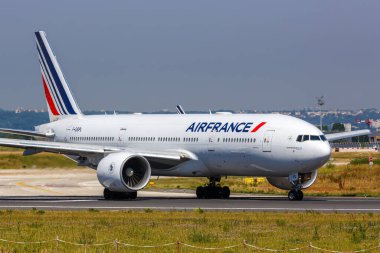 Paris, Fransa - 4 Haziran 2022: Air France Boeing 777-200ER uçağı Paris Orly Havaalanı 'nda (ORY).
