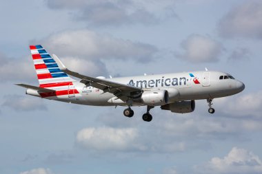 Miami, ABD - 15 Kasım 2022: Amerikan Havayolları Airbus A319, Miami Havaalanı (MIA).