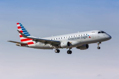 Miami, ABD - 15 Kasım 2022: ABD 'de Miami Havaalanı' nda (MIA) Amerikan Kartal Elçisi Hava Embraer 175 uçağı.