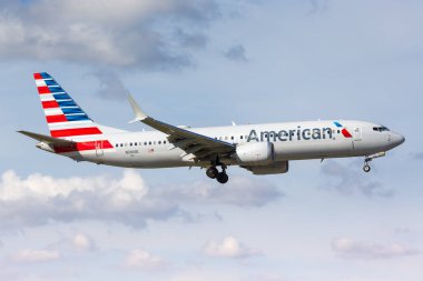 Miami, ABD - 15 Kasım 2022: Amerikan Havayolları Boeing 737-8 MAX uçağı Miami Havalimanı 'nda (MIA).