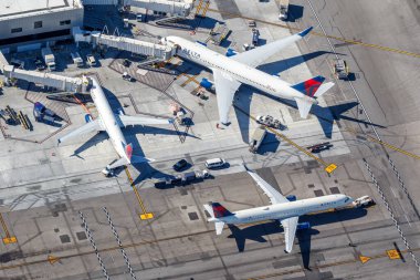 Los Angeles, ABD - 4 Kasım 2022: ABD 'de Los Angeles Havalimanı' ndaki Delta Hava Yolları uçakları.