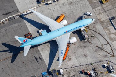 Los Angeles, ABD - 4 Kasım 2022: Kore Hava Kargo Boeing 777-F uçağı Los Angeles Havalimanı 'nda (LAX) ABD hava sahasında görüldü..