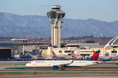 Los Angeles, ABD - 3 Kasım 2022: Delta Air Lines Airbus A321, Los Angeles Uluslararası Havaalanı (LAX).