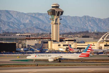 Los Angeles, ABD - 3 Kasım 2022: Amerika Birleşik Devletleri 'nde Los Angeles Uluslararası Havalimanı' ndaki American Airlines Airbus A321 uçağı.
