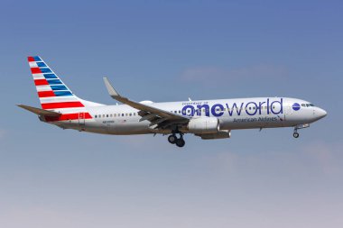 Dallas, ABD - 5 Kasım 2022: Amerika Birleşik Devletleri 'nde Dallas Fort Worth Havalimanı' nda OneWorld özel üniformalı Amerikan Havayolları Boeing 737-800 uçağı.