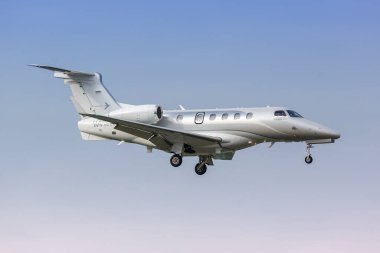 Dallas, ABD - 4 Kasım 2022: ABD 'de Dallas Love Field Havalimanı' nda (DAL) özel jet Embraer Fenomen 300 uçağı.