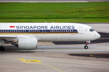 Changi, Singapur - 3 Şubat 2023: Singapur Havayolları Airbus A350-900 uçağı Singapur 'da Changi Havaalanı' nda (SIN).