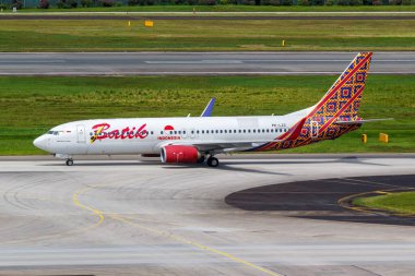 Changi, Singapur - 3 Şubat 2023: Batik Air Endonezya Boeing 737-800 uçağı Singapur 'daki Changi Havalimanı' nda (SIN).