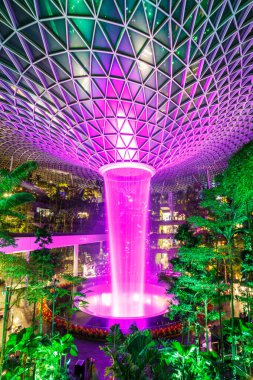 Changi, Singapur - 2 Şubat 2023: Singapur 'daki Changi Havalimanı' ndaki Jewel alışveriş merkezinde Şelale.