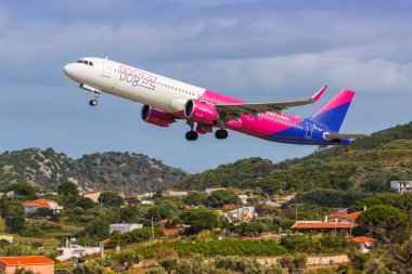 Skiathos, Yunanistan - 29 Haziran 2023: Wizzair Airbus A321 neo uçağı Yunanistan 'daki Skiathos Havaalanı' nda (JSI).