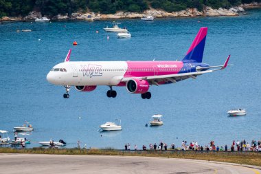 Skiathos, Yunanistan - 29 Haziran 2023: Wizzair Airbus A321 neo uçağı Yunanistan 'daki Skiathos Havaalanı' nda (JSI).