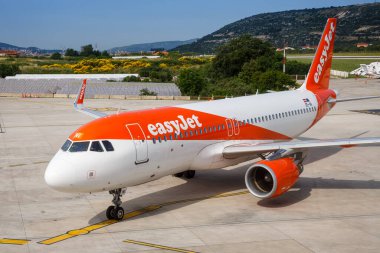 Split, Hırvatistan - 30 Mayıs 2023: Hırvatistan 'ın Split Havalimanı' ndaki EasyJet Airbus A320 uçağı (SPU).
