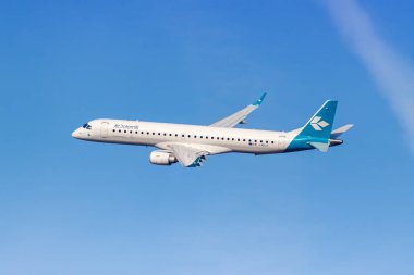 Münih, Almanya - 6 Şubat 2024: Air Dolomiti Embraer ERJ 195 uçağı Münih Havalimanı 'nda (MUC).