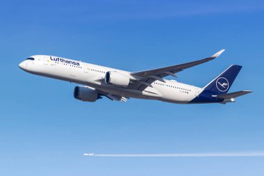 Münih, Almanya - 6 Şubat 2024: Lufthansa Airbus A350-900 uçağı Münih Havalimanı 'nda (MUC).