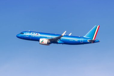 Münih, Almanya - 6 Şubat 2024: ITA Airways Airbus A320neo uçağı Münih Havalimanı 'nda (MUC).