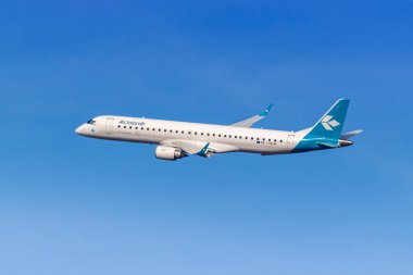 Münih, Almanya - 6 Şubat 2024: Air Dolomiti Embraer ERJ 195 uçağı Münih Havalimanı 'nda (MUC).