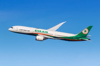 Münih, Almanya - 6 Şubat 2024: EVA Air Boeing 787-9 Dreamliner uçağı Münih Havalimanı 'nda (MUC).