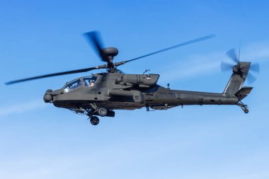Stuttgart, Almanya - 29 Ocak 2024: ABD Ordusu Boeing Apache Guardian helikopteri Almanya 'daki Stuttgart Havalimanı' nda (STR).