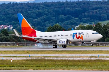 Stuttgart, Almanya - 31 Temmuz 2022: FlyEgypt Boeing 737-700 uçağı Almanya 'daki Stuttgart Havalimanı' nda (STR).