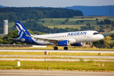 Stuttgart, Almanya - 31 Temmuz 2022: Ege Havayolları Airbus A320 uçağı Almanya 'daki Stuttgart Havalimanı' nda (STR).
